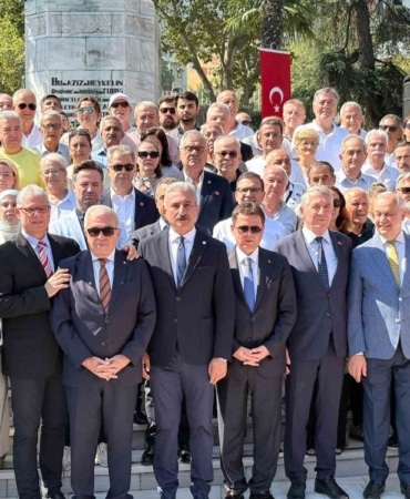 CUMHURİYET HALK PARTİSİ’NDE 91 MİLLETVEKİLİNİN İSTİFASIYLA BAŞLAYAN AYRILIK SÜRECİ BURSA’DA YEREL YÖNETİMLERE DE YANSIDI. CHP’DEN AYRILAN 6 İLÇE BELEDİYE BAŞKANI İLE ÇOK SAYIDA BELEDİYE MECLİS ÜYESİ, HEYKEL ATATÜRK ANITI ÖNÜNDE DÜZENLENEN BASIN AÇIKLAMASIYLA SİYASİ HAYATLARINI YENİ PARTİ ÇATISI ALTINDA SÜRDÜRECEKLERİNİ DUYURDU. CUMHURİYET HALK PARTİSİ’NDE MUTLAK BUTLAN KARARI SONRASINDA YAŞANAN SİYASİ AYRILIKLARIN YENİ ADRESİ BURSA OLDU. TÜRKİYE GENELİNDE 91 MİLLETVEKİLİNİN İSTİFASIYLA KURULAN YENİ PARTİ’NİN ÖRGÜTLENME ÇALIŞMALARI SÜRERKEN, BURSA’DA CHP’DEN AYRILAN 6 İLÇE BELEDİYE BAŞKANI İLE ÇOK SAYIDA BELEDİYE MECLİS ÜYESİ HEYKEL ATATÜRK ANITI ÖNÜNDE DÜZENLENEN PROGRAMDA KAMUOYUNUN KARŞISINA ÇIKTI.