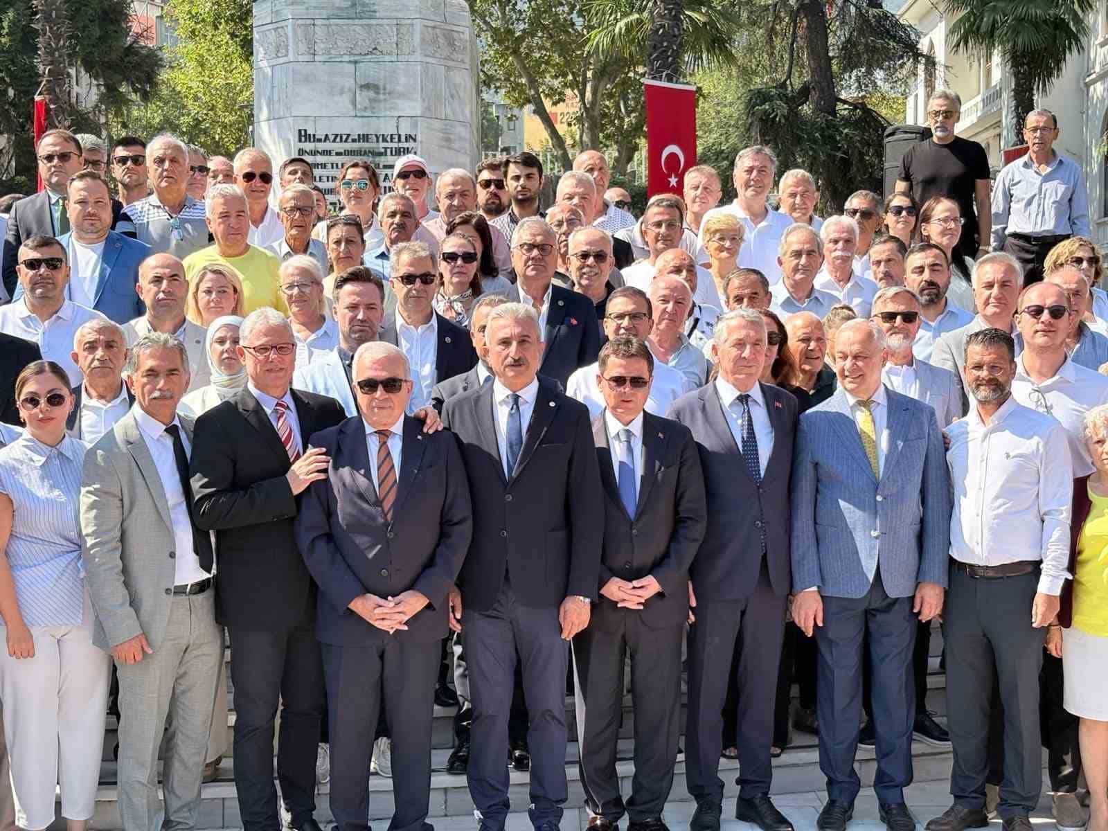 CUMHURİYET HALK PARTİSİ’NDE 91 MİLLETVEKİLİNİN İSTİFASIYLA BAŞLAYAN AYRILIK SÜRECİ BURSA’DA YEREL YÖNETİMLERE DE YANSIDI. CHP’DEN AYRILAN 6 İLÇE BELEDİYE BAŞKANI İLE ÇOK SAYIDA BELEDİYE MECLİS ÜYESİ, HEYKEL ATATÜRK ANITI ÖNÜNDE DÜZENLENEN BASIN AÇIKLAMASIYLA SİYASİ HAYATLARINI YENİ PARTİ ÇATISI ALTINDA SÜRDÜRECEKLERİNİ DUYURDU. CUMHURİYET HALK PARTİSİ’NDE MUTLAK BUTLAN KARARI SONRASINDA YAŞANAN SİYASİ AYRILIKLARIN YENİ ADRESİ BURSA OLDU. TÜRKİYE GENELİNDE 91 MİLLETVEKİLİNİN İSTİFASIYLA KURULAN YENİ PARTİ’NİN ÖRGÜTLENME ÇALIŞMALARI SÜRERKEN, BURSA’DA CHP’DEN AYRILAN 6 İLÇE BELEDİYE BAŞKANI İLE ÇOK SAYIDA BELEDİYE MECLİS ÜYESİ HEYKEL ATATÜRK ANITI ÖNÜNDE DÜZENLENEN PROGRAMDA KAMUOYUNUN KARŞISINA ÇIKTI.