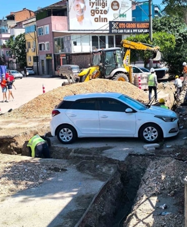 BURSA'NIN OSMANGAZİ İLÇESİNDE YER ALTI ELEKTRİK HATTI ÇALIŞMASI YAPAN UEDAŞ EKİPLERİ, PARK HALİNDEKİ ARACIN SAHİBİNE ULAŞAMAYINCA İLGİNÇ BİR YÖNTEME BAŞVURDU. EKİPLER, OTOMOBİLİ ÇEKEMEYİNCE ARACIN ETRAFINI U ŞEKLİNDE KAZARAK ÇALIŞMAYI TAMAMLADI.