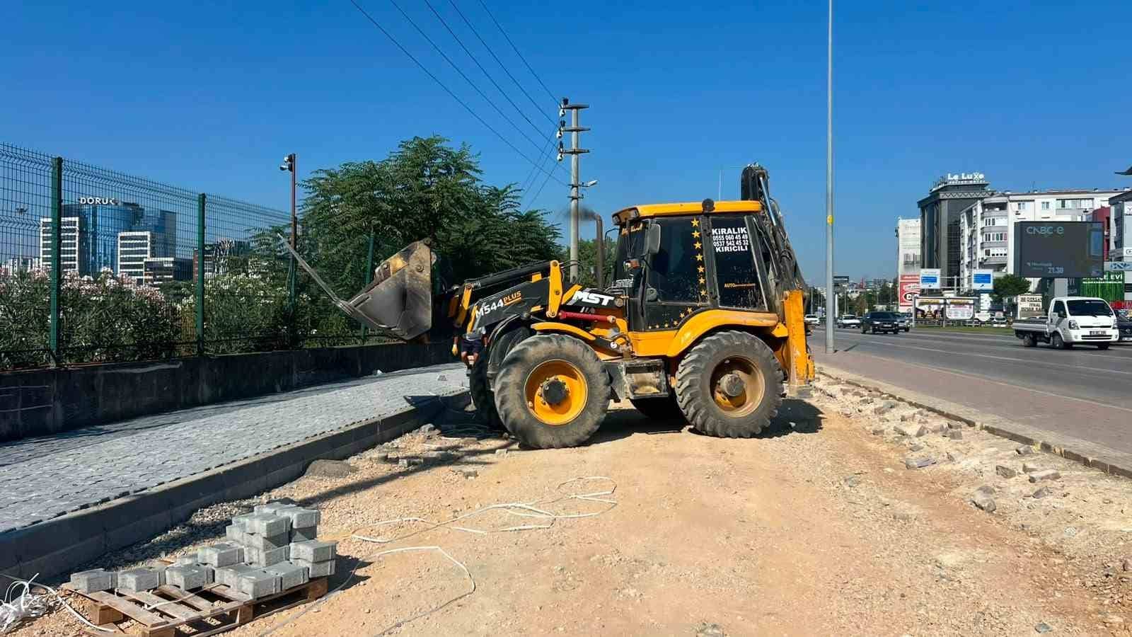 BURSA BÜYÜKŞEHİR BELEDİYESİ, NİLÜFER İLÇESİ LİMAN CADDESİ’NDE YAĞMUR SUYU VE KANALİZASYON HATTI ÇALIŞMALARINI NİHAYETE ERDİREREK PARKE VE ASFALT KAPLAMA SÜRECİNE BAŞLADI.