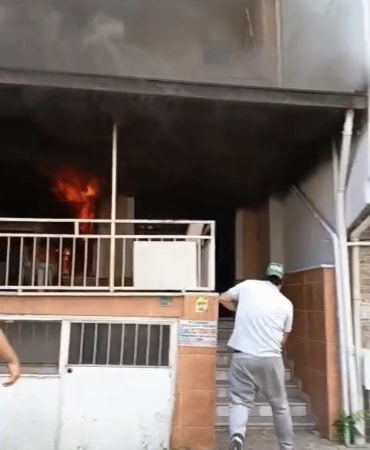 BURSA'DA 4 KATLI EVİN GİRİŞ KATINDA ÇIKAN YANGINA İLK MÜDAHALEYİ VATANDAŞLAR YAPTI