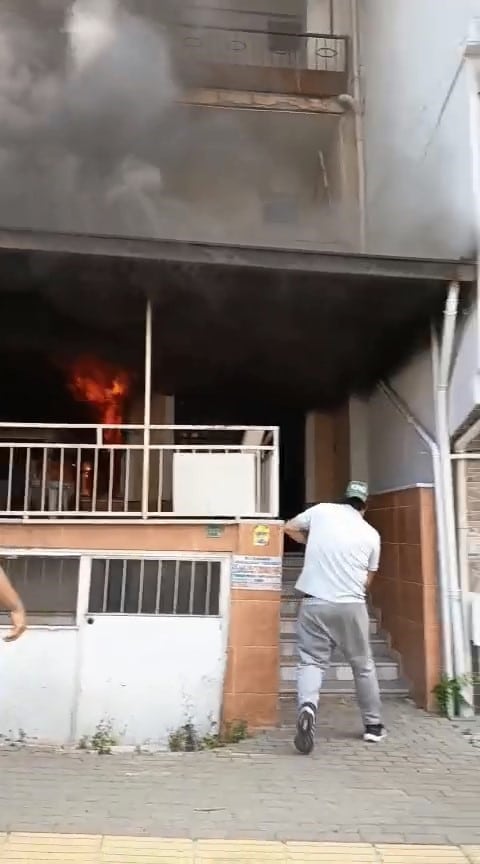 BURSA'DA 4 KATLI EVİN GİRİŞ KATINDA ÇIKAN YANGINA İLK MÜDAHALEYİ VATANDAŞLAR YAPTI