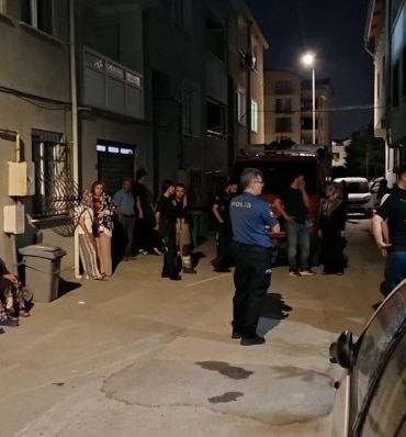 BURSA'NIN NİLÜFER İLÇESİNDE 4. KATTAN DÜŞEREK HAYATINI KAYBEDEN 8 AYLIK HAMİLE KADININ, KOCASI ÇIKARILDIĞI MAHKEMECE "KASTEN ÖLDÜRME" VE "İNTİHARA YÖNLENDİRME" SUÇLARINDAN TUTUKLANARAK CEZAEVİNE GÖNDERİLDİ.