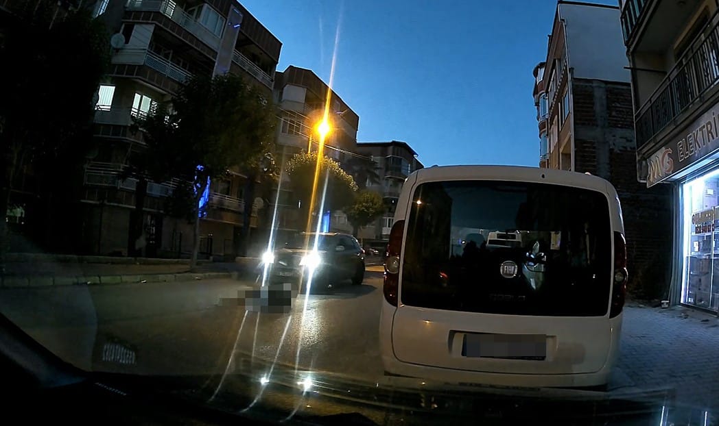MUSTAFAKEMALPAŞA İLÇESİNDE YOLUN KARŞISINA GEÇMEK İSTEYEN 72 YAŞINDAKİ KADINA OTOMOBİL ÇARPTI