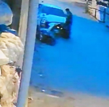 ELEKTRİKLİ BİSİKLET SÜRÜCÜSÜNÜN SEYİR HALİNDEYKEN TELEFONUYLA OYNAMASI KAZAYA NEDEN OLDU. KAZA, BİR İŞYERİNİN GÜVENLİK KAMERASINA SANİYE SANİYE YANSIDI.