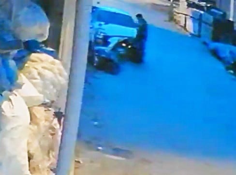 ELEKTRİKLİ BİSİKLET SÜRÜCÜSÜNÜN SEYİR HALİNDEYKEN TELEFONUYLA OYNAMASI KAZAYA NEDEN OLDU. KAZA, BİR İŞYERİNİN GÜVENLİK KAMERASINA SANİYE SANİYE YANSIDI.