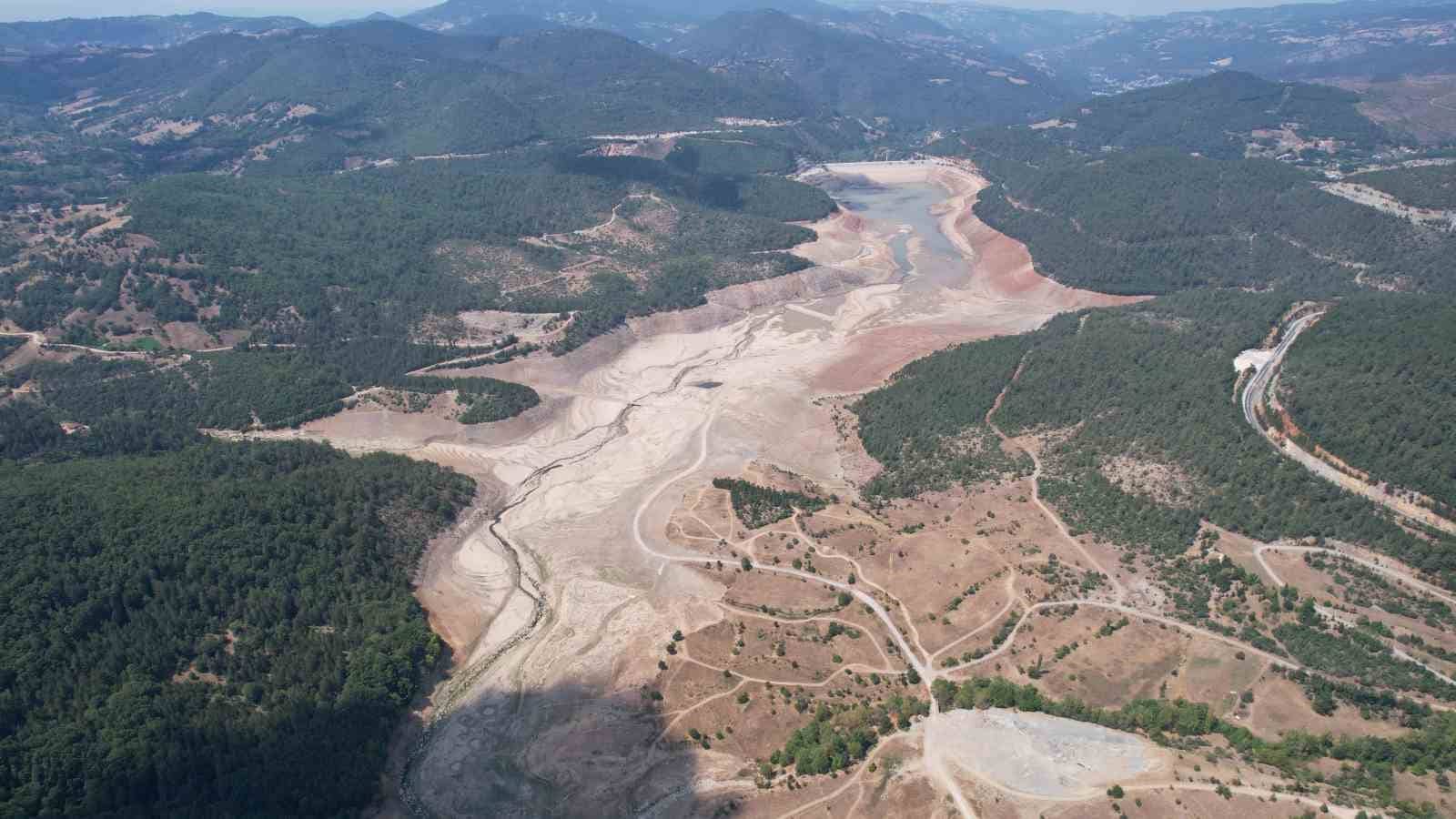 BURSA'NIN SU İHTİYACINI KARŞILAYAN BARAJLARINDA DOLULUK ORANI GEÇEN YILIN AYNI DÖNEMİNE GÖRE BÜYÜK ARTIŞ GÖSTERDİ. GEÇEN YIL AĞUSTOS AYI BAŞINDA YÜZDE 24,9 SEVİYESİNDE BULUNAN DOLULUK ORANI, BU YIL 4 AĞUSTOS İTİBARIYLA YÜZDE 81'E ULAŞTI. BÖYLECE BARAJLARDAKİ SU SEVİYESİ SON BİR YILDA 56,1 PUANLIK ARTIŞ KAYDETTİ.--- ÖNCESİ