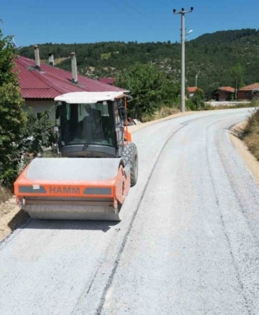 BURSA BÜYÜKŞEHİR BELEDİYESİ, İL GENELİNDE BAŞLATILAN ULAŞIM TEYAKKUZU ÇERÇEVESİNDE KELES İLÇESİNE BAĞLI DELİCE MAHALLESİ’NDE 7 KİLOMETRELİK GÜZERGAHTA SATHİ KAPLAMA ÇALIŞMALARINA BAŞLADI.