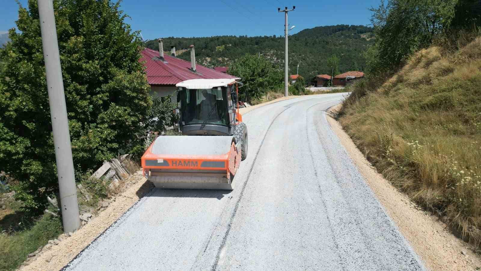 BURSA BÜYÜKŞEHİR BELEDİYESİ, İL GENELİNDE BAŞLATILAN ULAŞIM TEYAKKUZU ÇERÇEVESİNDE KELES İLÇESİNE BAĞLI DELİCE MAHALLESİ’NDE 7 KİLOMETRELİK GÜZERGAHTA SATHİ KAPLAMA ÇALIŞMALARINA BAŞLADI.