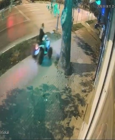 BURSA'DA DÜN GECE SAATLERİNDE ARACIN HIZLA ÇARPTIĞI ATV SÜRÜCÜSÜ, OLAY YERİNDE HAYATINI KAYBETTİ. YAŞANAN KAZA, SANİYE SANİYE GÜVENLİK KAMERASIYLA KAYDEDİLDİ.