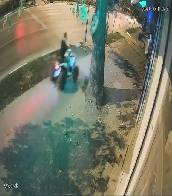 BURSA'DA DÜN GECE SAATLERİNDE ARACIN HIZLA ÇARPTIĞI ATV SÜRÜCÜSÜ, OLAY YERİNDE HAYATINI KAYBETTİ. YAŞANAN KAZA, SANİYE SANİYE GÜVENLİK KAMERASIYLA KAYDEDİLDİ.