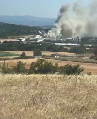 BURSA'NIN MUDANYA İLÇESİNDE TAVUK ÇİFTLİĞİNDE YANGIN ÇIKTI. KISA SÜREDE OLAY YERİNE GİDEN EKİPLERİN MÜDAHALESİYLE YANGIN KONTROL ALTINA ALINDI.