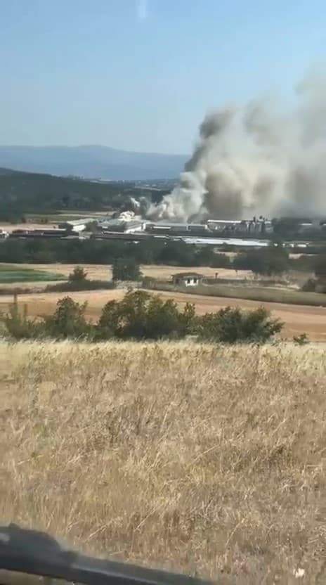 BURSA'NIN MUDANYA İLÇESİNDE TAVUK ÇİFTLİĞİNDE YANGIN ÇIKTI. KISA SÜREDE OLAY YERİNE GİDEN EKİPLERİN MÜDAHALESİYLE YANGIN KONTROL ALTINA ALINDI.