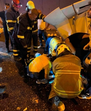 BURSA'DA OTOBANDA ÖNÜNDE SEYREDEN KAMYONA ARKADAN ÇARPAN TIRIN KUPASI DORSEDEN AYRILDI. FECİ KAZADA, TIR SÜRÜCÜSÜ AĞIR YARALANDI.