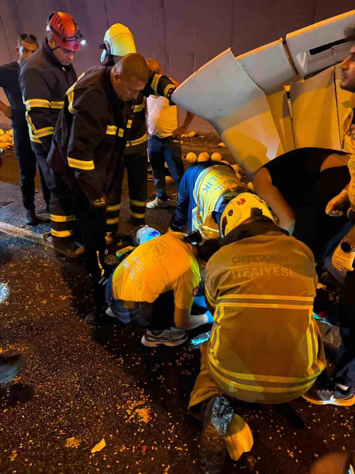 BURSA'DA OTOBANDA ÖNÜNDE SEYREDEN KAMYONA ARKADAN ÇARPAN TIRIN KUPASI DORSEDEN AYRILDI. FECİ KAZADA, TIR SÜRÜCÜSÜ AĞIR YARALANDI.