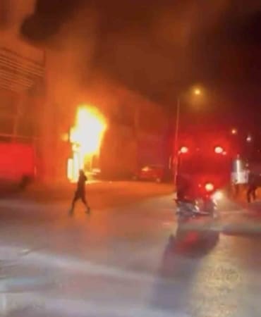 BURSA’DA BİR İŞ YERİNDE ÇIKAN YANGIN, İTFAİYE EKİPLERİNİN MÜDAHALESİYLE SÖNDÜRÜLDÜ.