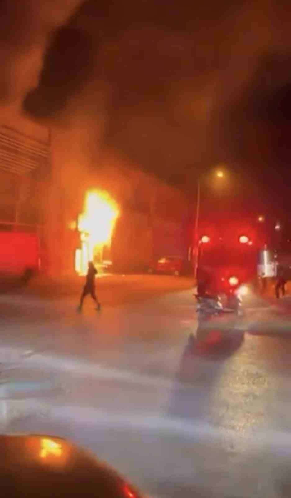 BURSA’DA BİR İŞ YERİNDE ÇIKAN YANGIN, İTFAİYE EKİPLERİNİN MÜDAHALESİYLE SÖNDÜRÜLDÜ.