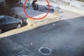 BURSA'DA KALDIRIMDA YÜRÜYEN BİR YAYA, SANİYELERLE ÖLÜMDEN KURTULDU. KONTROLDEN ÇIKAN MOTOSİKLET İSE DUVARA ÇARPTI. FECİ KAZADA MOTOSİKLET SÜRÜCÜSÜ HAYATINI KAYBEDERKEN, DEHŞET DOLU ANLAR GÜVENLİK KAMERASINA YANSIDI.