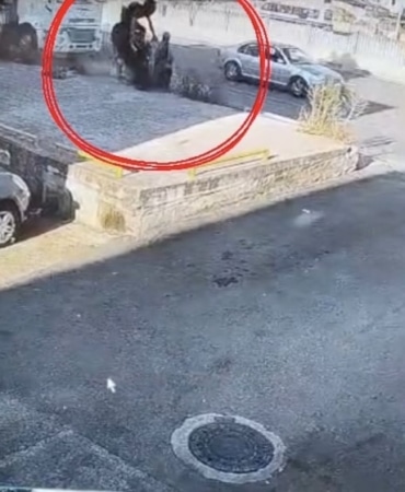BURSA'DA KALDIRIMDA YÜRÜYEN BİR YAYA, SANİYELERLE ÖLÜMDEN KURTULDU. KONTROLDEN ÇIKAN MOTOSİKLET İSE DUVARA ÇARPTI. FECİ KAZADA MOTOSİKLET SÜRÜCÜSÜ HAYATINI KAYBEDERKEN, DEHŞET DOLU ANLAR GÜVENLİK KAMERASINA YANSIDI.