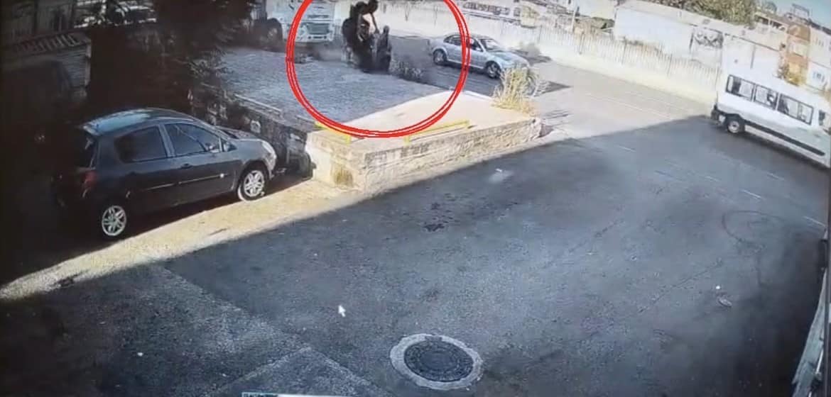 BURSA'DA KALDIRIMDA YÜRÜYEN BİR YAYA, SANİYELERLE ÖLÜMDEN KURTULDU. KONTROLDEN ÇIKAN MOTOSİKLET İSE DUVARA ÇARPTI. FECİ KAZADA MOTOSİKLET SÜRÜCÜSÜ HAYATINI KAYBEDERKEN, DEHŞET DOLU ANLAR GÜVENLİK KAMERASINA YANSIDI.