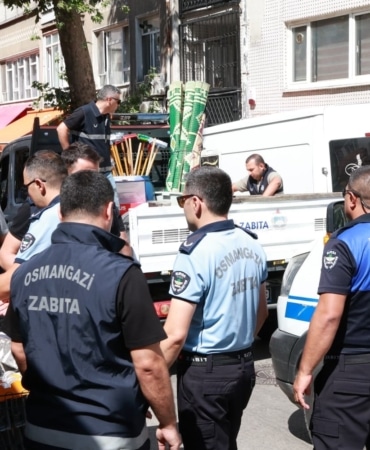 OSMANGAZİ BELEDİYESİ ZABITA MÜDÜRLÜĞÜ EKİPLERİ, İLÇE GENELİNDE KALDIRIMLARIN İŞGAL EDİLMESİNİ ÖNLEMEK AMACIYLA DENETİMLERİNİ ARALIKSIZ SÜRDÜRÜYOR. SON GERÇEKLEŞTİRİLEN DENETİMLERDE KALDIRIMLARI İŞGAL EDEN ÜRÜNLER TOPLATILIRKEN, KURALLARA UYMAYAN İŞLETMELERE CEZAİ İŞLEM UYGULANDI.