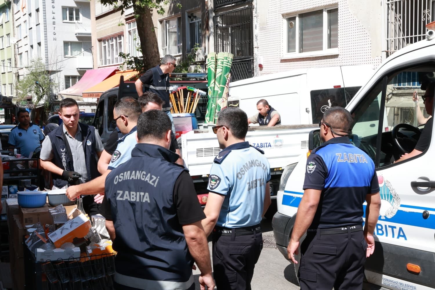 OSMANGAZİ BELEDİYESİ ZABITA MÜDÜRLÜĞÜ EKİPLERİ, İLÇE GENELİNDE KALDIRIMLARIN İŞGAL EDİLMESİNİ ÖNLEMEK AMACIYLA DENETİMLERİNİ ARALIKSIZ SÜRDÜRÜYOR. SON GERÇEKLEŞTİRİLEN DENETİMLERDE KALDIRIMLARI İŞGAL EDEN ÜRÜNLER TOPLATILIRKEN, KURALLARA UYMAYAN İŞLETMELERE CEZAİ İŞLEM UYGULANDI.