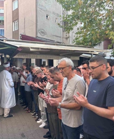 BURSA'NIN ORHANGAZİ İLÇESİNDE İZNİK GÖLÜ KIYISINDA DENGESİNİ KAYBEDEREK GÖLE DÜŞEN VE KALDIRILDIĞI HASTANEDE HAYATINI KAYBEDEN 32 YAŞINDAKİ EMRE ÇAPKIN, GÖZYAŞLARI ARASINDA SON YOLCULUĞUNA UĞURLANDI.