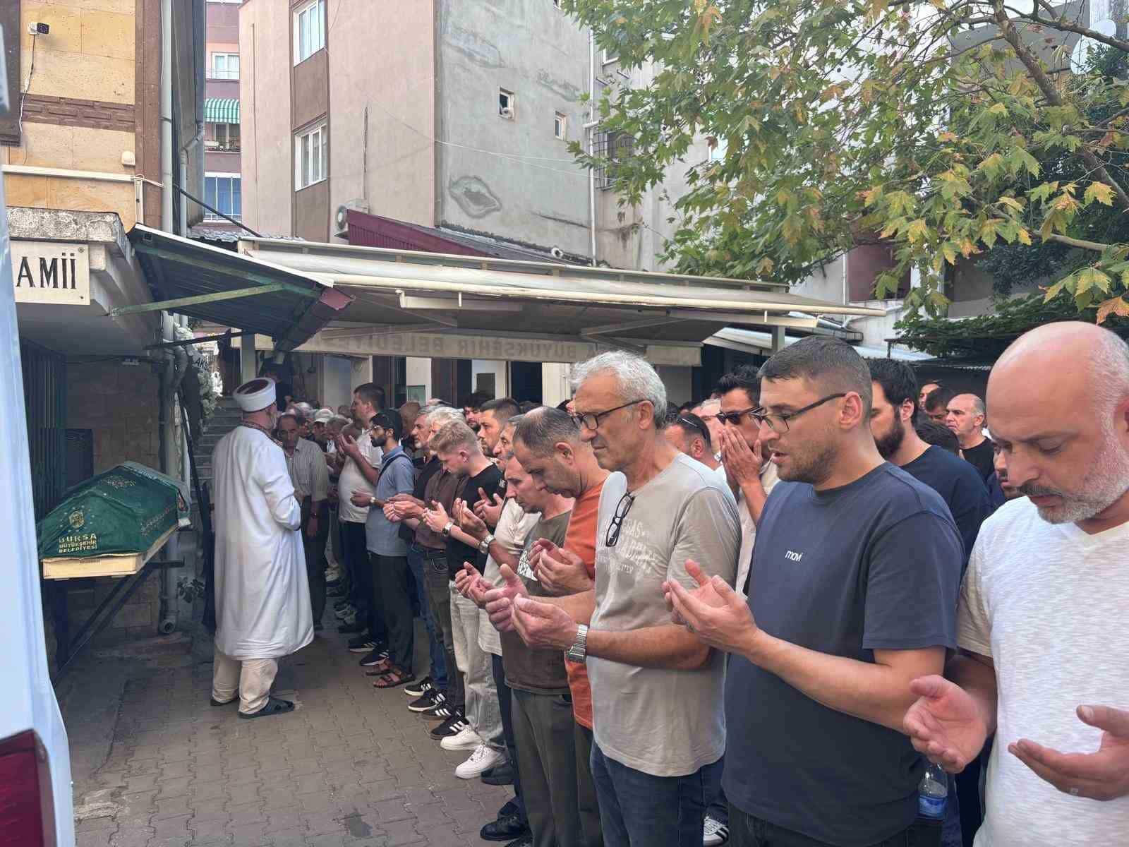BURSA'NIN ORHANGAZİ İLÇESİNDE İZNİK GÖLÜ KIYISINDA DENGESİNİ KAYBEDEREK GÖLE DÜŞEN VE KALDIRILDIĞI HASTANEDE HAYATINI KAYBEDEN 32 YAŞINDAKİ EMRE ÇAPKIN, GÖZYAŞLARI ARASINDA SON YOLCULUĞUNA UĞURLANDI.
