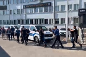 BURSA'DA VATANDAŞLARA ZORLA BANKA HESABI AÇTIRARAK BU HESAPLARI KARA PARA AKLAMA FAALİYETLERİNDE KULLANDIKLARI, HESAP AÇMAYI REDDEDEN KİŞİLERİ İSE BIÇAKLA TEHDİT ETTİKLERİ ÖNE SÜRÜLEN SUÇ ÖRGÜTÜNE YÖNELİK DÜZENLENEN OPERASYONDA 11 ŞÜPHELİ YAKALANDI. ŞÜPHELİLERDEN 2'Sİ SERBEST BIRAKILIRKEN, 9 KİŞİ ADLİYEYE SEVK EDİLDİ. ADLİYEYE SEVK EDİLEN ŞÜPHELİLERİN 2'Sİ TUTUKLANARAK CEZAEVİNE GÖNDERİLDİ.