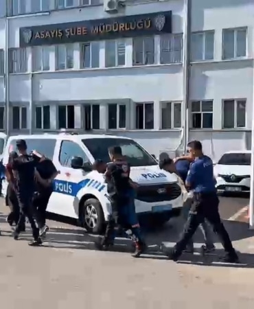 BURSA'DA VATANDAŞLARA ZORLA BANKA HESABI AÇTIRARAK BU HESAPLARI KARA PARA AKLAMA FAALİYETLERİNDE KULLANDIKLARI, HESAP AÇMAYI REDDEDEN KİŞİLERİ İSE BIÇAKLA TEHDİT ETTİKLERİ ÖNE SÜRÜLEN SUÇ ÖRGÜTÜNE YÖNELİK DÜZENLENEN OPERASYONDA 11 ŞÜPHELİ YAKALANDI. ŞÜPHELİLERDEN 2'Sİ SERBEST BIRAKILIRKEN, 9 KİŞİ ADLİYEYE SEVK EDİLDİ. ADLİYEYE SEVK EDİLEN ŞÜPHELİLERİN 2'Sİ TUTUKLANARAK CEZAEVİNE GÖNDERİLDİ.