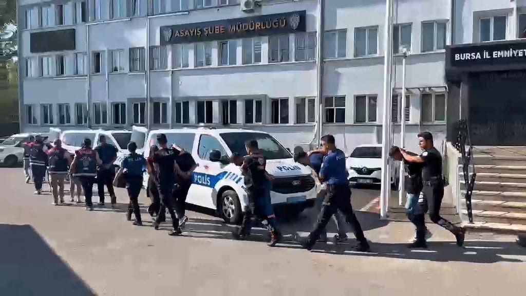 BURSA'DA VATANDAŞLARA ZORLA BANKA HESABI AÇTIRARAK BU HESAPLARI KARA PARA AKLAMA FAALİYETLERİNDE KULLANDIKLARI, HESAP AÇMAYI REDDEDEN KİŞİLERİ İSE BIÇAKLA TEHDİT ETTİKLERİ ÖNE SÜRÜLEN SUÇ ÖRGÜTÜNE YÖNELİK DÜZENLENEN OPERASYONDA 11 ŞÜPHELİ YAKALANDI. ŞÜPHELİLERDEN 2'Sİ SERBEST BIRAKILIRKEN, 9 KİŞİ ADLİYEYE SEVK EDİLDİ. ADLİYEYE SEVK EDİLEN ŞÜPHELİLERİN 2'Sİ TUTUKLANARAK CEZAEVİNE GÖNDERİLDİ.
