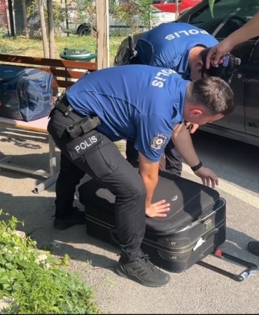 BURSA'DA VALİLİK EK HİZMET BİNASI KARŞISINDAKİ AÇIK OTOPARKTA BULUNAN İKİ ADET ŞÜPHELİ VALİZ, EKİPLERİ TEYAKKUZA GEÇİRDİ. GERÇEK, VALİZ AÇILINCA ORTAYA ÇIKTI.
