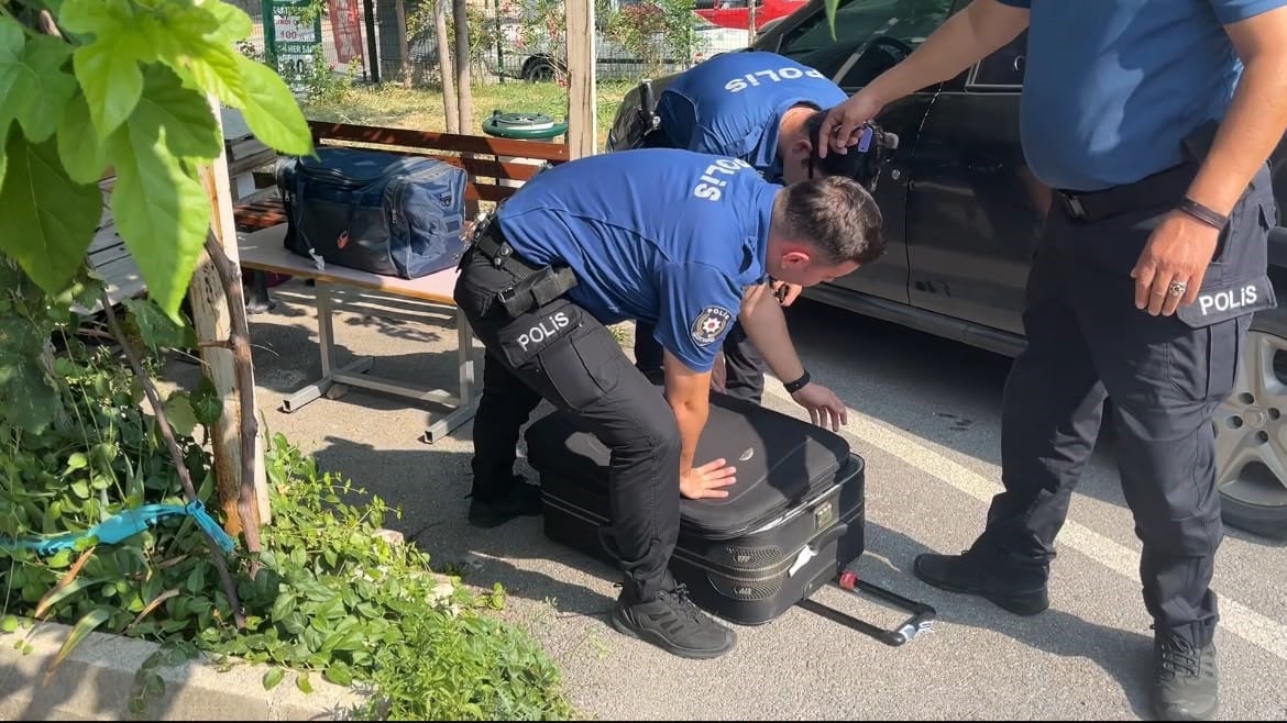 BURSA'DA VALİLİK EK HİZMET BİNASI KARŞISINDAKİ AÇIK OTOPARKTA BULUNAN İKİ ADET ŞÜPHELİ VALİZ, EKİPLERİ TEYAKKUZA GEÇİRDİ. GERÇEK, VALİZ AÇILINCA ORTAYA ÇIKTI.