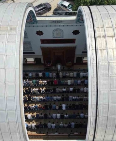 BURSA'DA OTOMOBİLLERDEKİ SUNROOF SİSTEMİNİ ANDIRAN AÇILIR-KAPANIR KUBBESİYLE DİKKAT ÇEKEN SAFA CAMİİ, TÜRKİYE'DEKİ SAYILI ÖRNEKLERDEN BİRİ OLARAK İLGİ GÖRÜYOR. KUBBE AÇILDIĞINDA CAMİ DOĞAL HAVAYLA SERİNLERKEN, CEMAAT YAZ AYLARINDA KLİMASIZ VE FERAH BİR ORTAMDA İBADET EDİYOR.