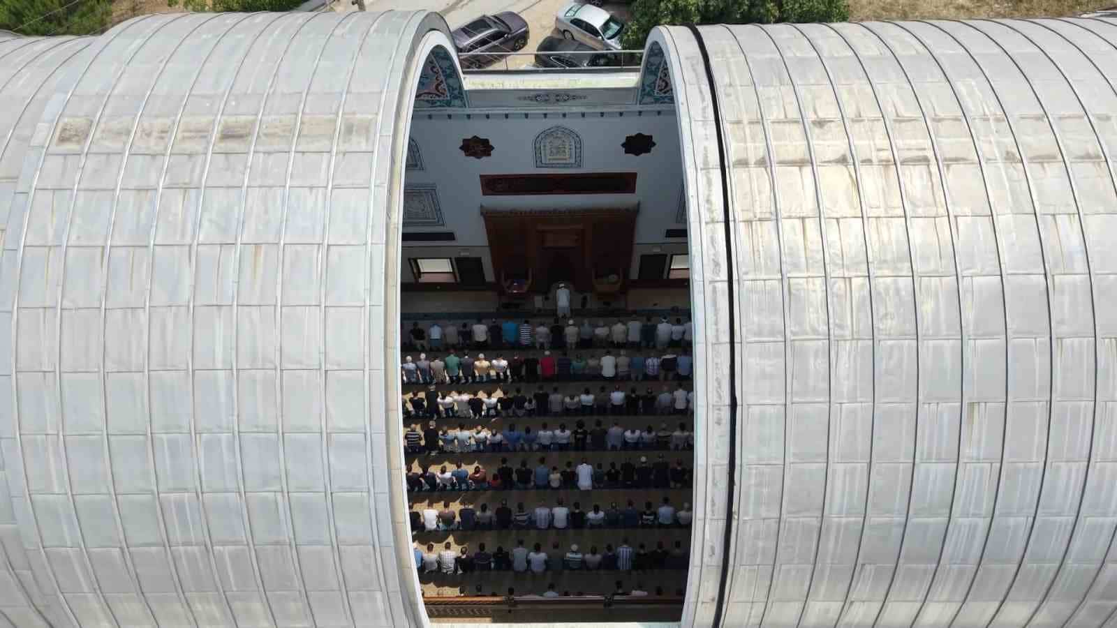 BURSA'DA OTOMOBİLLERDEKİ SUNROOF SİSTEMİNİ ANDIRAN AÇILIR-KAPANIR KUBBESİYLE DİKKAT ÇEKEN SAFA CAMİİ, TÜRKİYE'DEKİ SAYILI ÖRNEKLERDEN BİRİ OLARAK İLGİ GÖRÜYOR. KUBBE AÇILDIĞINDA CAMİ DOĞAL HAVAYLA SERİNLERKEN, CEMAAT YAZ AYLARINDA KLİMASIZ VE FERAH BİR ORTAMDA İBADET EDİYOR.