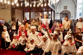 VAKIFLAR GENEL MÜDÜRLÜĞÜ TARAFINDAN 81 İLDE DÜZENLENEN SÜNNET ŞÖLENLERİ KAPSAMINDA BURSA’DA 25 ÇOCUK SÜNNET ETTİRİLDİ. TARİHİ TOPHANE MEYDANI’NDA DÜZENLENEN PROGRAMDA, SULTAN II. BAYEZİD’İN 530 YILLIK VAKFİYESİNDEKİ HAYIR ŞARTI YERİNE GETİRİLDİ.