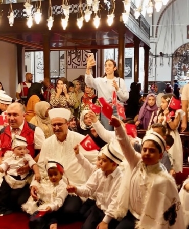 VAKIFLAR GENEL MÜDÜRLÜĞÜ TARAFINDAN 81 İLDE DÜZENLENEN SÜNNET ŞÖLENLERİ KAPSAMINDA BURSA’DA 25 ÇOCUK SÜNNET ETTİRİLDİ. TARİHİ TOPHANE MEYDANI’NDA DÜZENLENEN PROGRAMDA, SULTAN II. BAYEZİD’İN 530 YILLIK VAKFİYESİNDEKİ HAYIR ŞARTI YERİNE GETİRİLDİ.