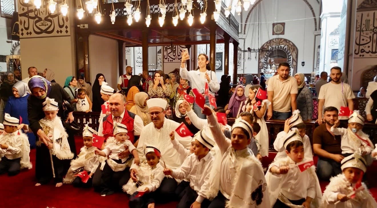 VAKIFLAR GENEL MÜDÜRLÜĞÜ TARAFINDAN 81 İLDE DÜZENLENEN SÜNNET ŞÖLENLERİ KAPSAMINDA BURSA’DA 25 ÇOCUK SÜNNET ETTİRİLDİ. TARİHİ TOPHANE MEYDANI’NDA DÜZENLENEN PROGRAMDA, SULTAN II. BAYEZİD’İN 530 YILLIK VAKFİYESİNDEKİ HAYIR ŞARTI YERİNE GETİRİLDİ.