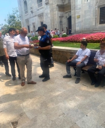 BURSA’DA POLİS EKİPLERİ, YILDIRIM İLÇESİNDEKİ YEŞİL CAMİİ’NDE CUMA NAMAZI SONRASI VATANDAŞLARLA BİR ARAYA GELEREK DOLANDIRICILIK, YASA DIŞI BAHİS, AKRAN ZORBALIĞI VE GENEL ASAYİŞ KONULARINDA BİLGİLENDİRME YAPTI.