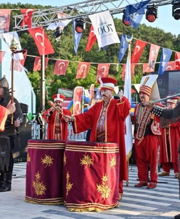 BURSA BÜYÜKŞEHİR BELEDİYESİ’NİN, BURSA’NIN FETHİ’NİN 700’ÜNCÜ YIL DÖNÜMÜ DOLAYISIYLA 17 İLÇEDE DÜZENLEDİĞİ İLÇE ŞENLİKLERİ, BU KEZ KELES’TE VATANDAŞLARI KÜLTÜR, SANAT VE EĞLENCE DOLU ETKİNLİKLERDE BULUŞTURDU. BÜYÜKŞEHİR BELEDİYESİ KÜLTÜR, SANAT VE SOSYAL İŞLER DAİRESİ BAŞKANLIĞI KOORDİNASYONUNDA GERÇEKLEŞTİRİLEN İLÇE ŞENLİKLERİ, ORHAN ÇETİN SPOR KOMPLEKSİ’NDE DÜZENLENDİ. BÜYÜKŞEHİR BELEDİYESİ BAŞKAN VEKİLİ ŞAHİN BİBA’YA VEKALETEN BAŞKAN VEKİLİ NUMAN ÇAKIR, KELES KAYMAKAMI BURAK BOZKURT GÜRSES, KELES BELEDİYE BAŞKANI ALİ DOĞRU, AK PARTİ KELES İLÇE BAŞKANI ÖZCAN YENİ ŞENLİKLERİ TAKİP ETTİ. GÜN BOYU DEVAM EDEN ETKİNLİKLERDE HER YAŞTAN VATANDAŞ, BURSA’NIN FETHİ'NİN 700’ÜNCÜ YIL DÖNÜMÜ COŞKUSUNU BİRLİKTE YAŞADI.