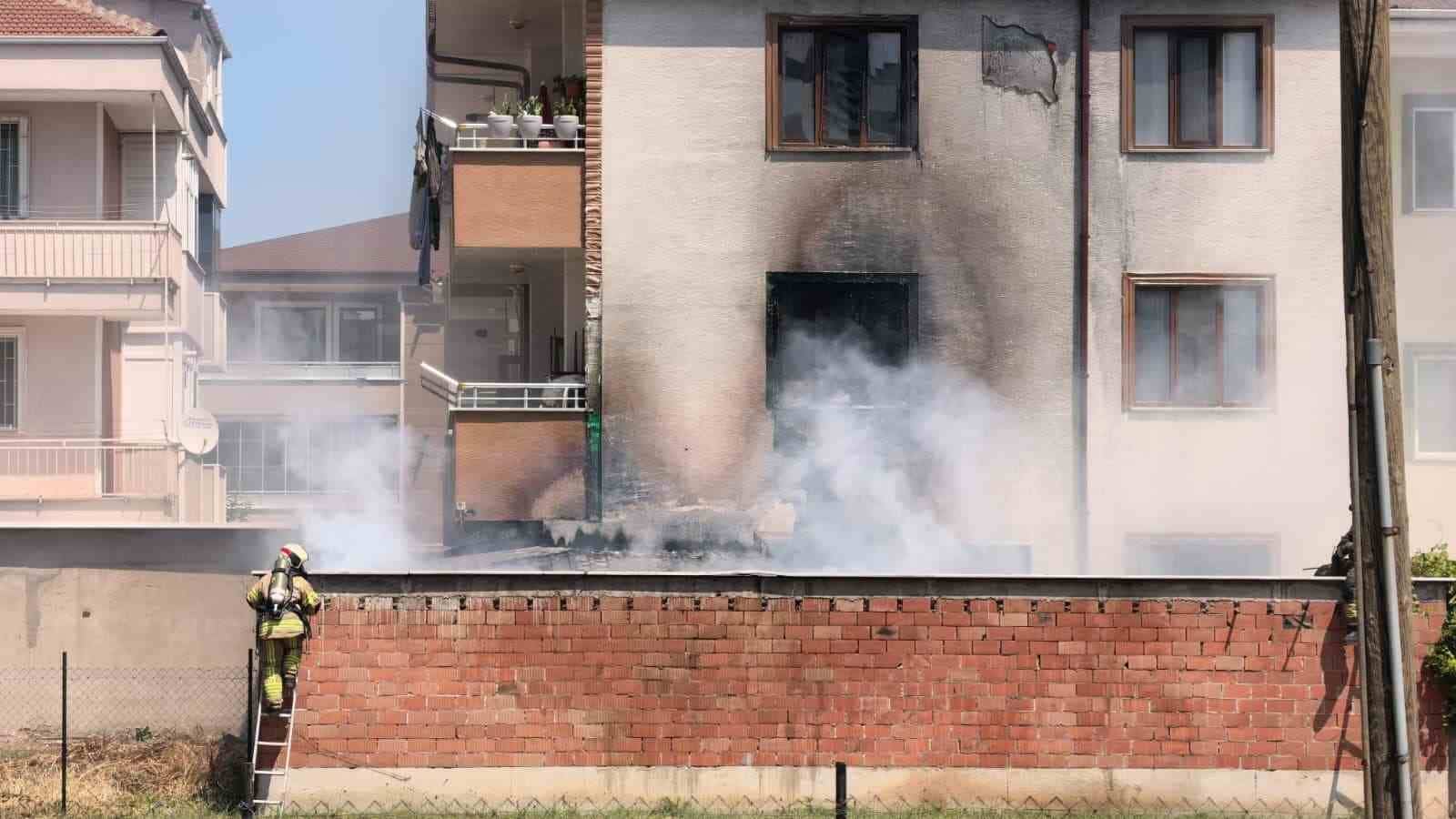 İNEGÖL İLÇESİNDE BİR APARTMANIN BAHÇESİNDE BULUNAN DEPODA ÇIKAN YANGIN PANİĞE NEDEN OLDU.