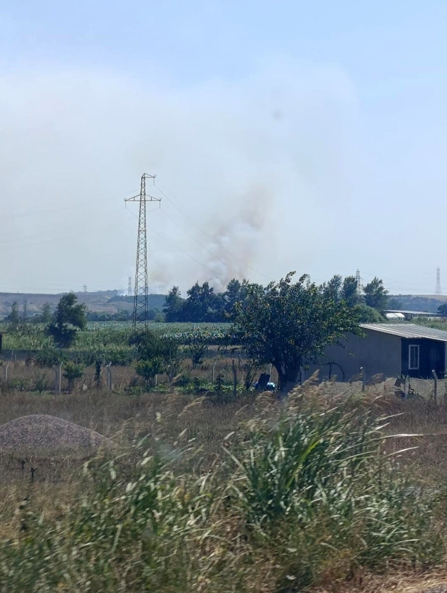 KARACABEY İLÇESİ HAYIRLAR MAHALLESİ’NDE MAKİLİK ALANDA ORMAN YANGINI ÇIKTI