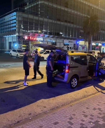 BURSA’DA POLİS EKİPLERİNCE GERÇEKLEŞTİRİLEN HUZUR UYGULAMASINDA 2 BİN 468 ŞAHSIN UYAP SORGULAMASI YAPILIRKEN, ÇEŞİTLİ SUÇLARDAN ARANAN 21 KİŞİ YAKALANDI. DENETİMLERDE 20 ARACA TOPLAM 388 BİN 803 TL CEZAİ İŞLEM UYGULANDI.