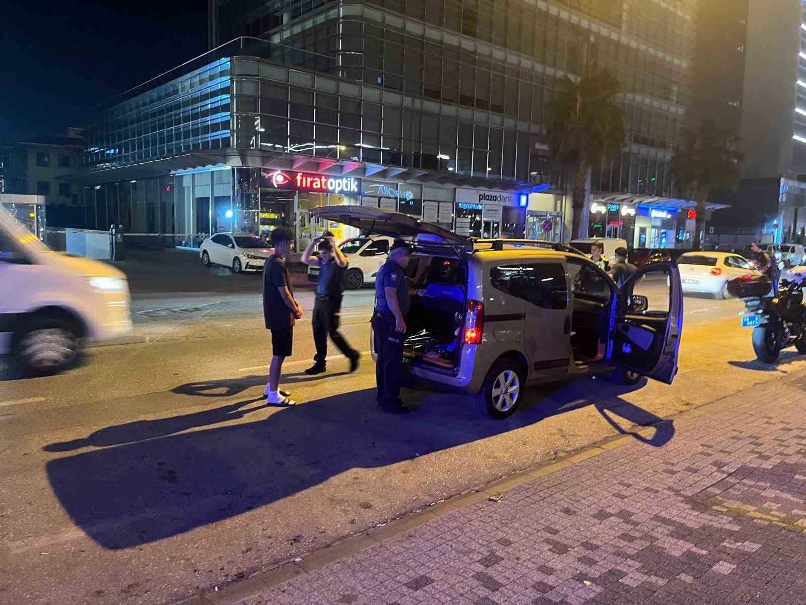 BURSA’DA POLİS EKİPLERİNCE GERÇEKLEŞTİRİLEN HUZUR UYGULAMASINDA 2 BİN 468 ŞAHSIN UYAP SORGULAMASI YAPILIRKEN, ÇEŞİTLİ SUÇLARDAN ARANAN 21 KİŞİ YAKALANDI. DENETİMLERDE 20 ARACA TOPLAM 388 BİN 803 TL CEZAİ İŞLEM UYGULANDI.