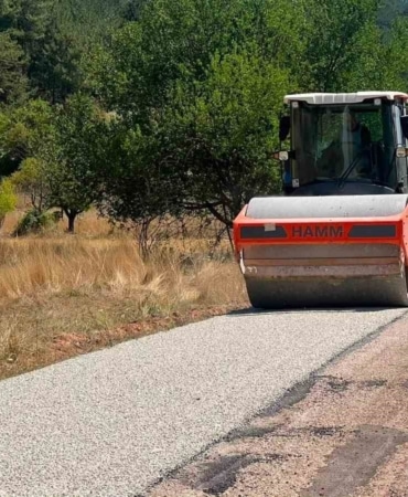 BURSA BÜYÜKŞEHİR BELEDİYESİ, 17 İLÇEDE SÜRDÜRDÜĞÜ ULAŞIM TEYAKKUZU ÇERÇEVESİNDE KELES İLÇESİNDE 3 MAHALLENİN İÇ VE BAĞLANTI YOLLARINI YENİLEMEK ÜZERE HAREKETE GEÇTİ.