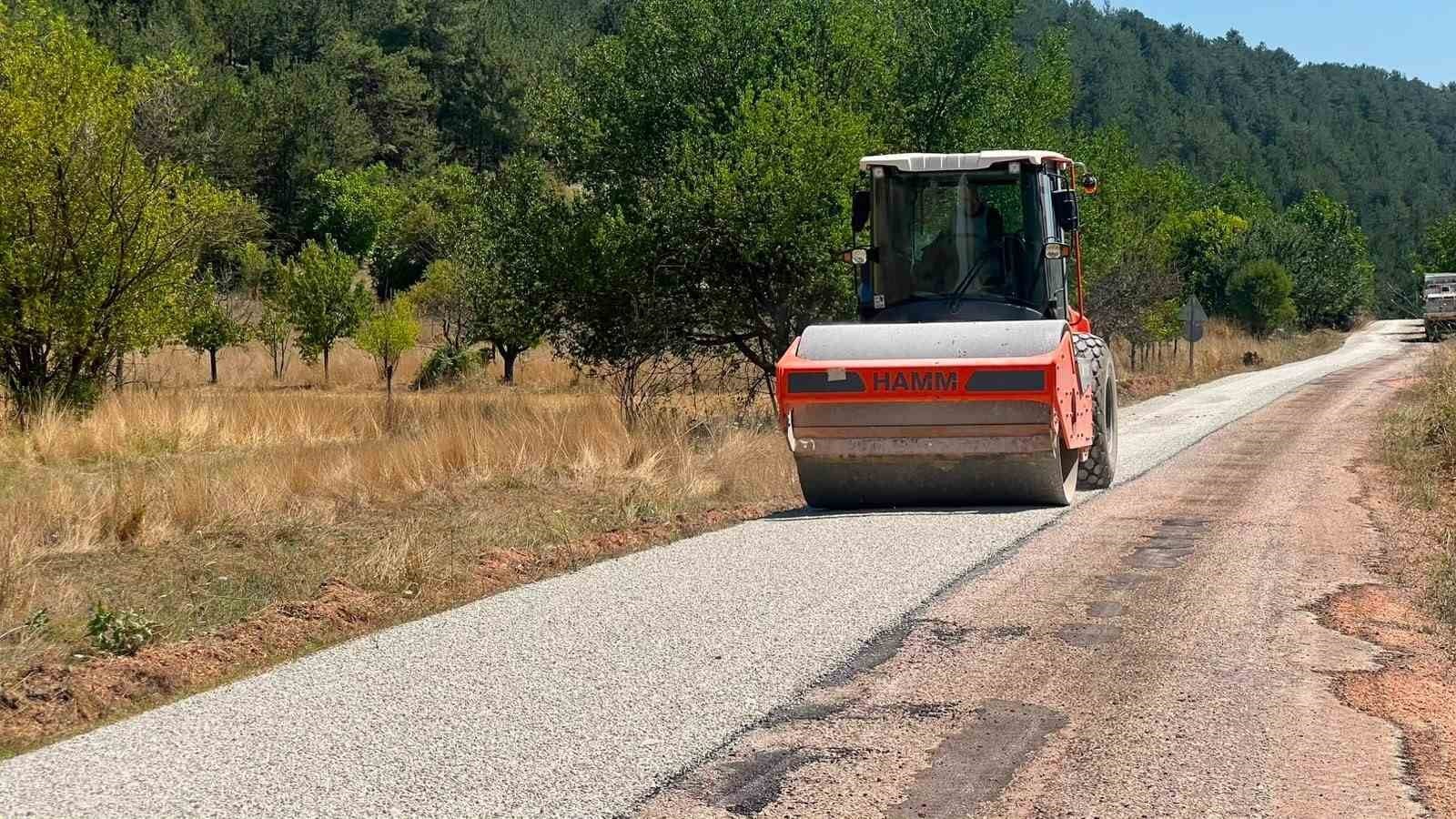 BURSA BÜYÜKŞEHİR BELEDİYESİ, 17 İLÇEDE SÜRDÜRDÜĞÜ ULAŞIM TEYAKKUZU ÇERÇEVESİNDE KELES İLÇESİNDE 3 MAHALLENİN İÇ VE BAĞLANTI YOLLARINI YENİLEMEK ÜZERE HAREKETE GEÇTİ.