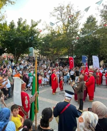 BURSA BÜYÜKŞEHİR BELEDİYESİ, BURSA’NIN FETHİNİN 700’ÜNCÜ YIL DÖNÜMÜ ETKİNLİKLERİ ÇERÇEVESİNDE DÜZENLEDİĞİ ORGANİZASYONLARLA FETİH RUHUNU YAŞATMAYA DEVAM EDİYOR.