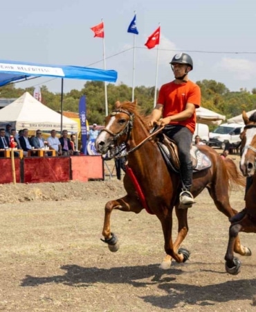 BURSA BÜYÜKŞEHİR BELEDİYESİ, TÜRKİYE’NİN FARKLI BÖLGELERİNDEN 135 SPORCU VE RAHVAN ATININ KATILIMIYLA GERÇEKLEŞEN ‘RAHVAN AT YARIŞLARI’ İLE ATA SPORLARINI YAŞATMAYA DEVAM ETTİ.