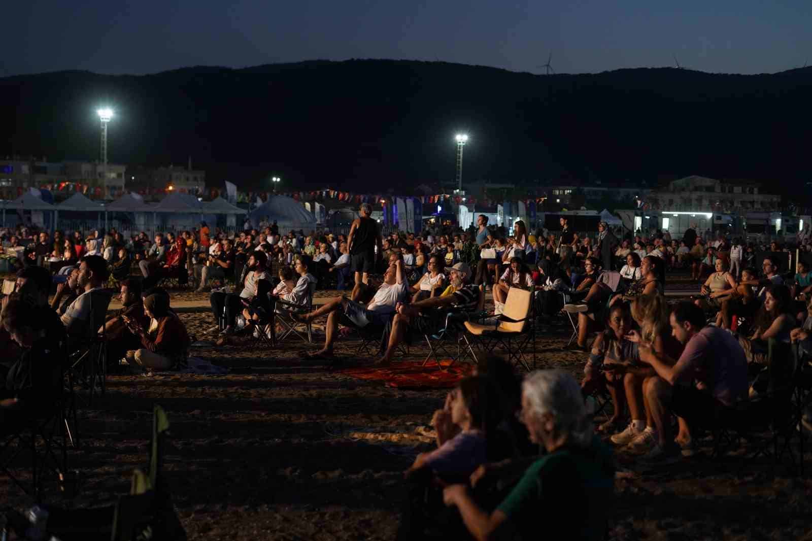 PERSEİD METEOR YAĞMURU GÖZLEM ETKİNLİĞİ, CEMRE VAKFI ORGANİZASYONUYLA BURSA’NIN KARACABEY İLÇESİ YENİKÖY SAHİLİ’NDE 6. KEZ GERÇEKLEŞTİRİLDİ. TÜRKİYE’NİN DÖRT BİR YANINDAN 25 BİNİ AŞKIN DOĞA GÖNÜLLÜSÜ VE GÖKYÜZÜ TUTKUNU, YILIN EN ETKİLEYİCİ GÖKYÜZÜ OLAYLARINDAN BİRİNE TANIKLIK ETTİ.