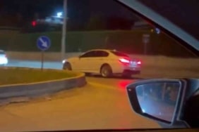 BURSA’NIN İNEGÖL İLÇESİNDE AHMET TÜRKEL ÇEVRE YOLU ÜZERİNDE DRİFT YAPAN 20 YAŞINDAKİ SÜRÜCÜ, AMATÖR KAMERAYA YAKALANDI. GÖRÜNTÜLERİN ARDINDAN HAREKETE GEÇEN TRAFİK EKİPLERİ SÜRÜCÜYÜ TESPİT EDEREK YAKALADI. SÜRÜCÜYE 140 BİN TL İDARİ PARA CEZASI UYGULANIRKEN, ADAY SÜRÜCÜ OLMASI NEDENİYLE EHLİYETİ DAİMİ OLARAK İPTAL EDİLDİ.